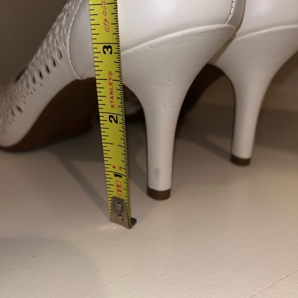 Alfani Sz. 11M white pumps. 3” heels. Perforated manmade materials. - Picture 7 of 8
